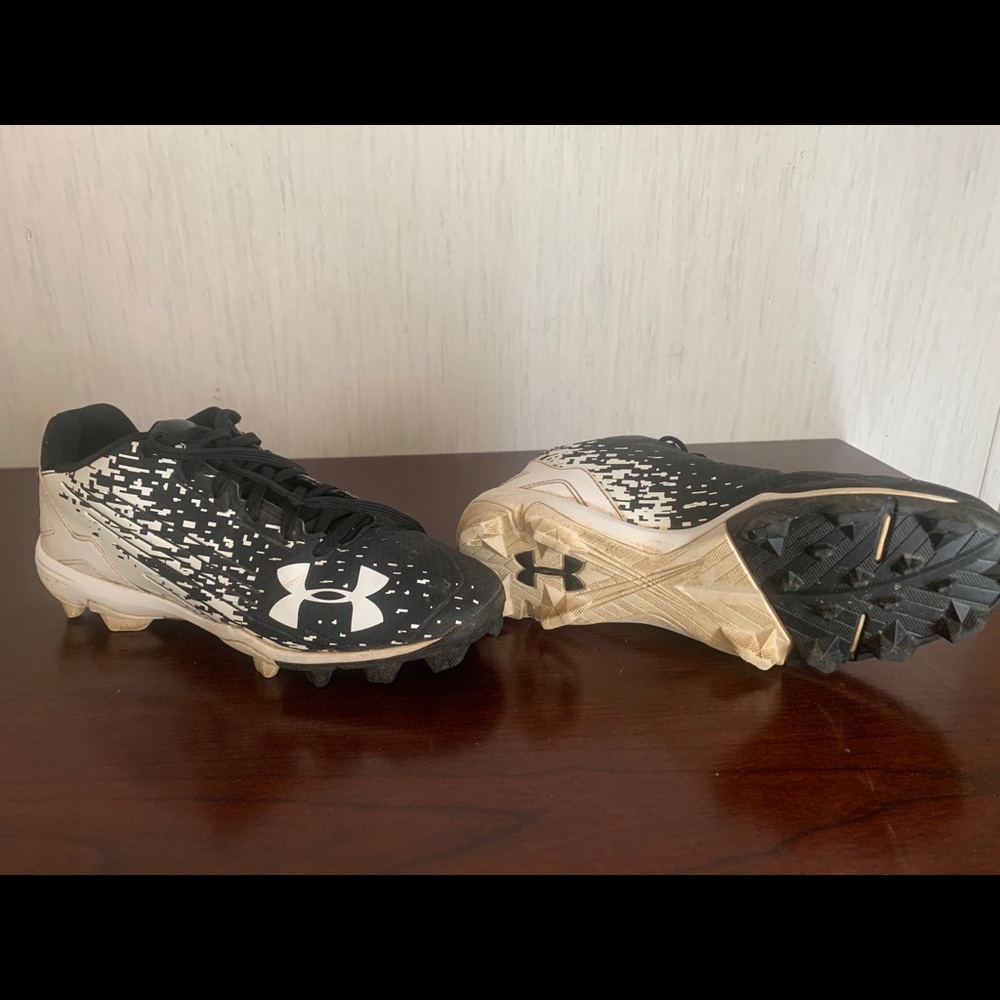 Under Armor Baseball Shoes - Picture 3 of 3